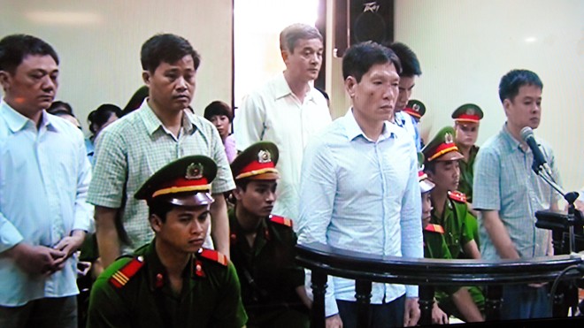 Viện kiểm sát đề nghị giảm án cho Dương Tự Trọng Các bị cáo nghe đại diện Viện Kiểm sát Nhân dân Tối cao đọc bản luận tội. Ảnh: Tuấn Nguyễn